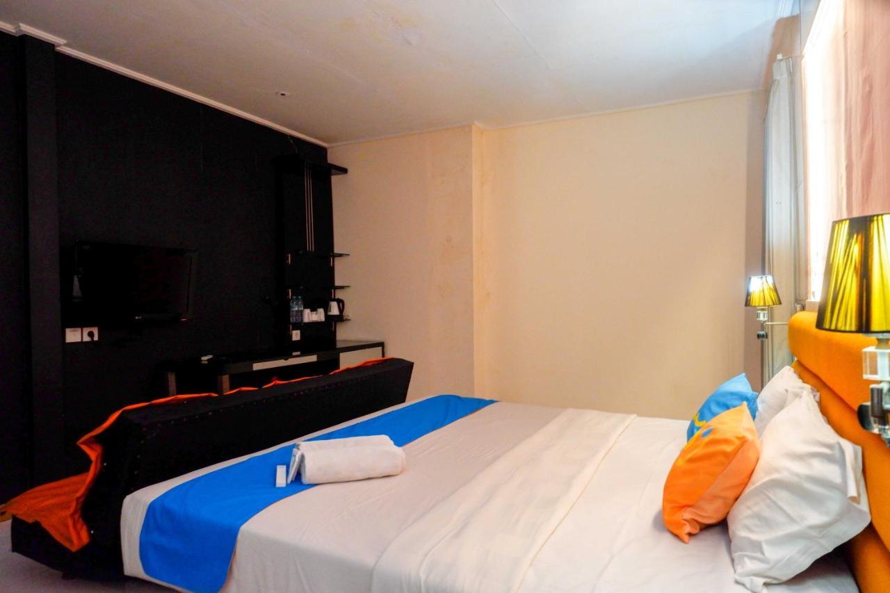 Sans Hotel International Surabaya Gubeng Exteriör bild