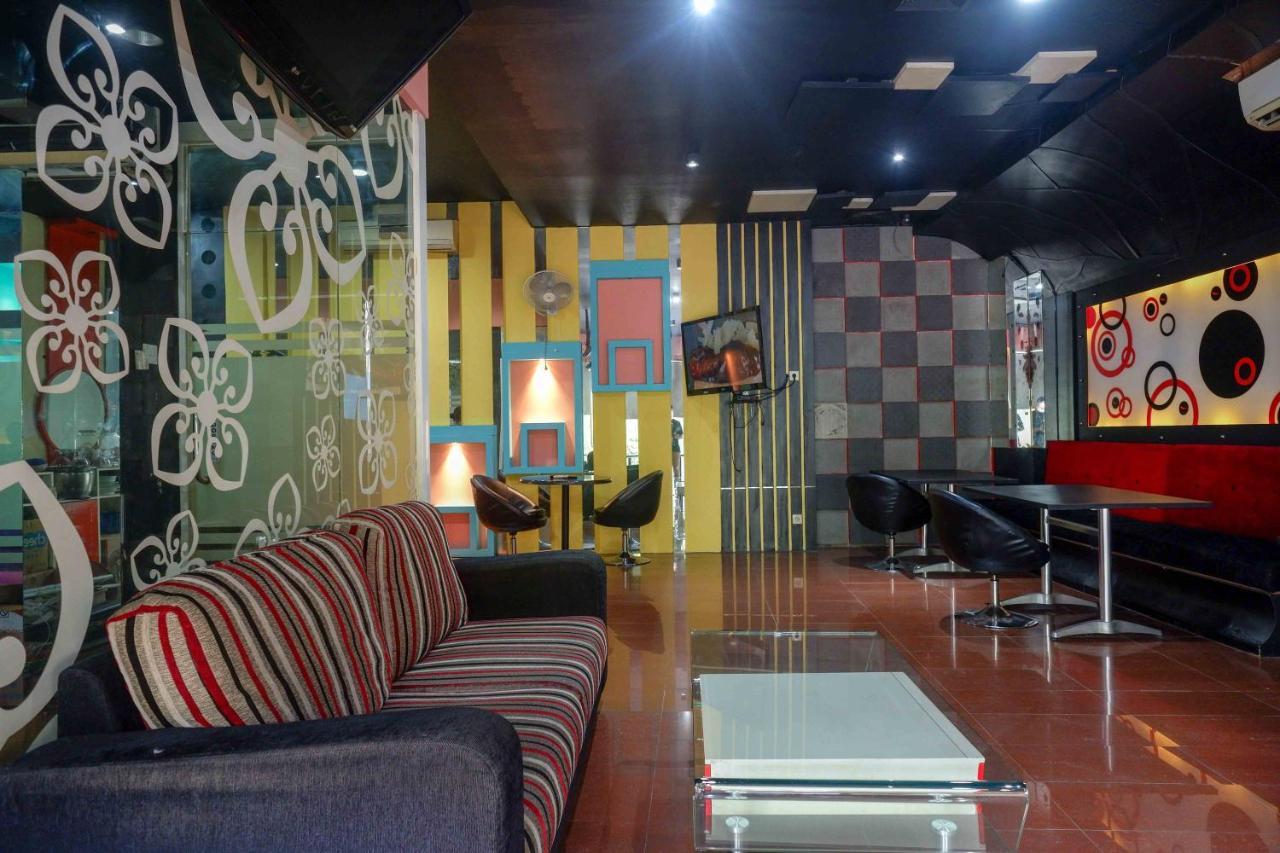 Sans Hotel International Surabaya Gubeng Exteriör bild