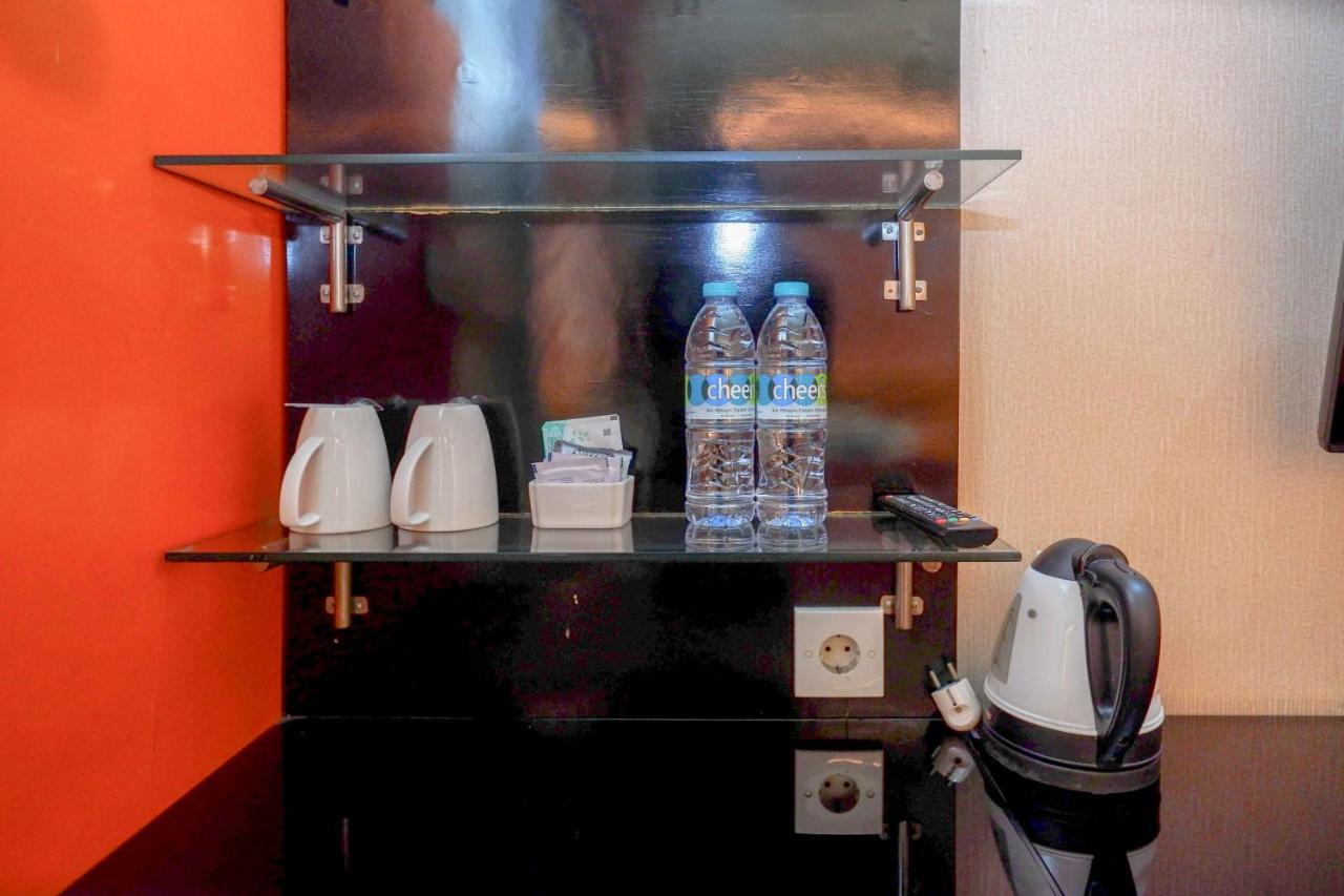 Sans Hotel International Surabaya Gubeng Exteriör bild